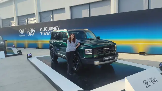 Nuestra compañera Lidia Vega junto al nuevo GWM Haval H7.