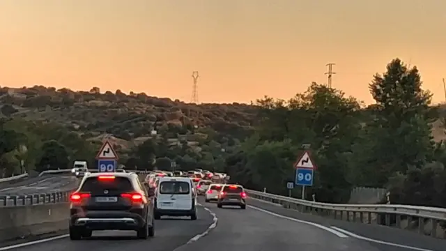 Coches circulando por una carretera.