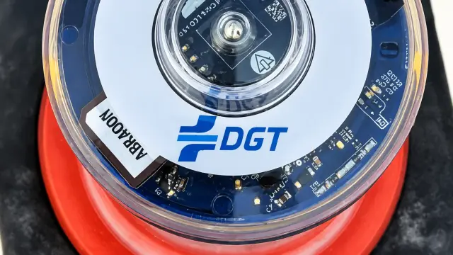 Detalle del primer cono conectado homologado por la DGT: