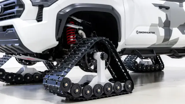 La serie Snowhunter prescinde de neumáticos y monta un sistema de cadenas de nieve.