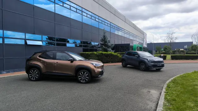 Este Yaris Cross está pintado en Precious Bronze, el otro nuevo tono en la gama 2026.