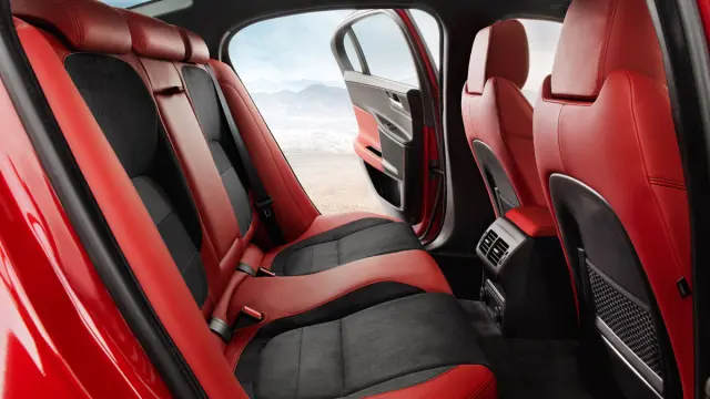 Jaguar XE plazas traseras