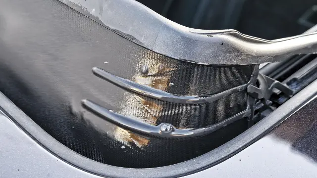 Las zonas con la pintura de otro tono delatan que aquí se repintó