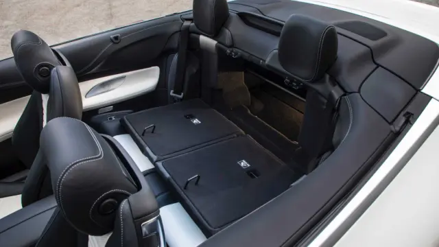 Mercedes Clase E Cabrio 2017 asientos traseros abatidos