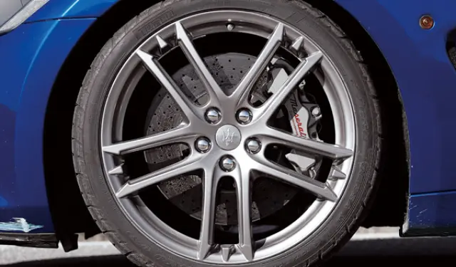 Maserati Gran Turismo MC Stradale frenos cerámicos