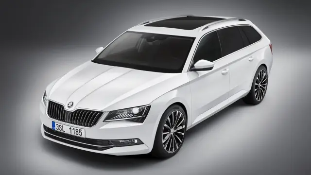 Skoda Superb Combi 2015 tres cuartos frontal estudio