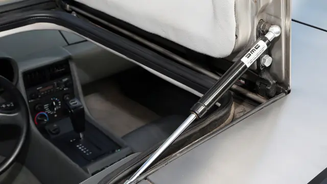 Prueba-DeLorean-DMC-12-pistón-puerta