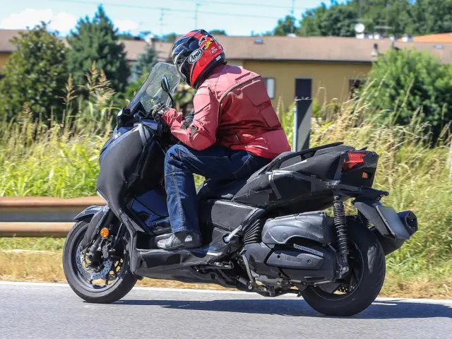Yamaha X-Max 2017 4