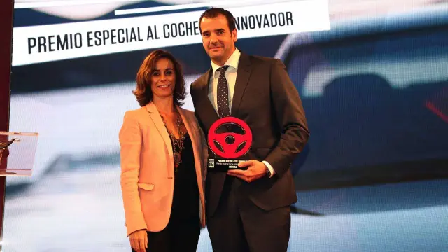 Alfredo de la Huerga (Dpto. de comunicación de Audi) recoge el premio al coche más innovador: Audi A8
