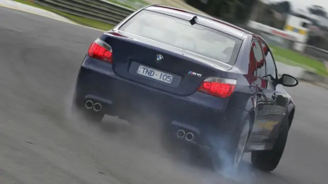 coches-vendían-cambio-manual-BMW-M6-E60-zaga