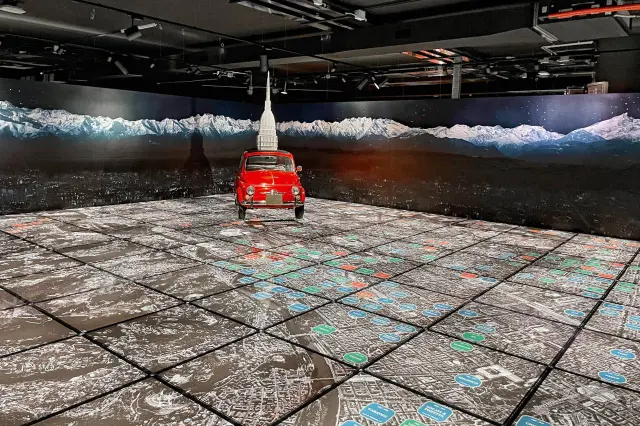 En esta imagen se muestra un Fiat 500 sobre el mapa de la ciudad de Turín, con los distintos proveedores de la marca