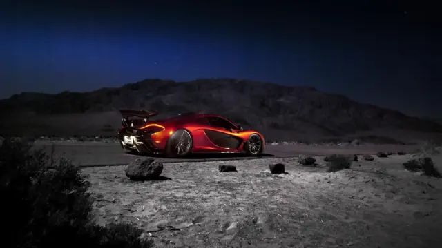 McLaren P1 en Death Valley nocturna