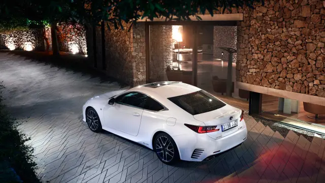 Con dos puertas, la silueta del RC 300h es la de un coupé muy estilizado.