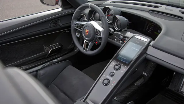 cinco hibridos mas rapidos Porsche 918 Spyder interior