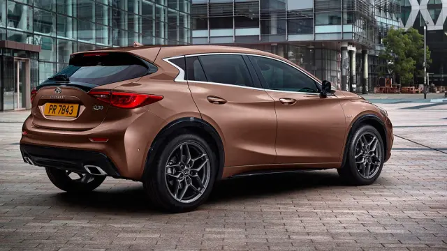 Infiniti Q30 trasera