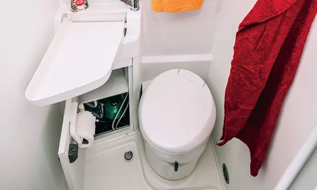 El baño tiene una ducha extraíble y hay un total de cuatro soportes para las toallas