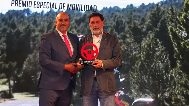 Alfredo Rueda entrega el premio a la movilidad a la Bultaco Brinco