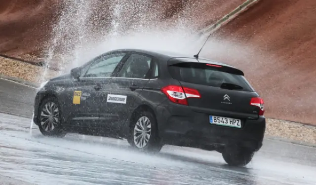 Aquaplaning como reaccionar y evitarlo