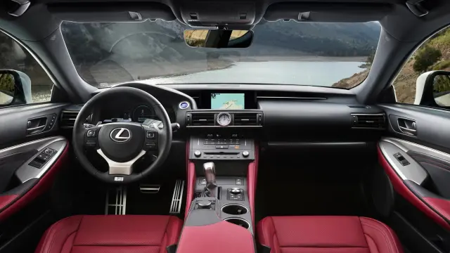 En el interior del RC 300h todo habla de tecnología y dinamismo.