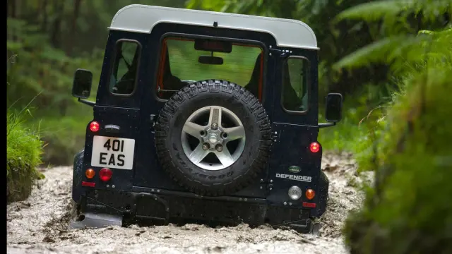 cinco todoterrenos radicales Land Rover Defender trasera