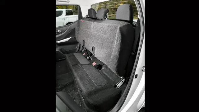Nissan NP300 Navara 2.3 dCi Doble Cabina asientos traseros