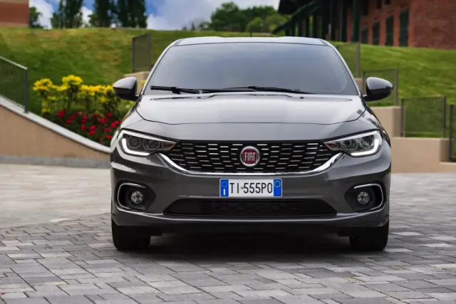 Fiat Tipo de cinco puertas parrilla