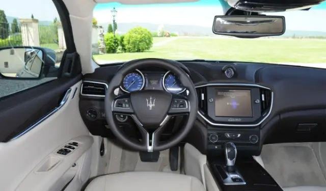 Nuevo Maserati Ghilbi detalle salpicadero
