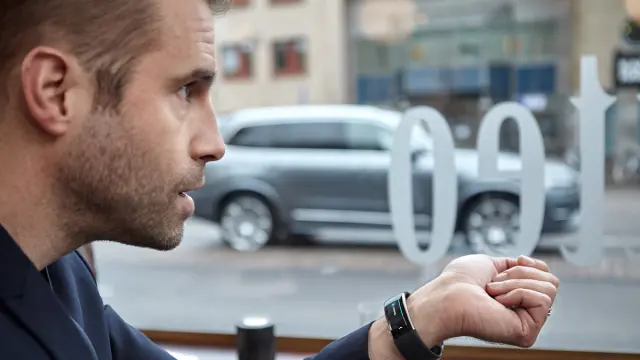 Usuario manda una acción a su Volvo a través de la Microsoft Band 2