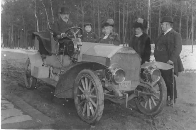 El primer coche híbrido de Skoda, en 1908.