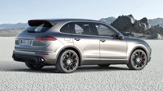 Mayores rivales nuevo BMW X5 M Porsche Cayenne Turbo lateral