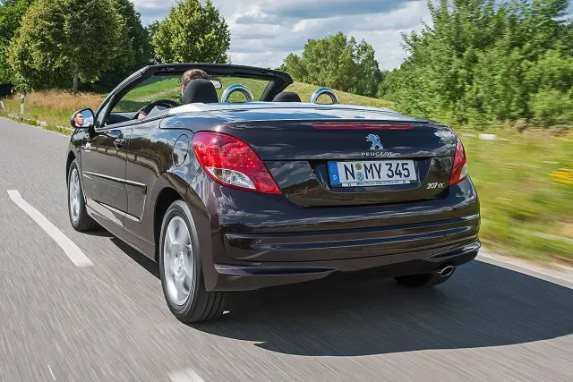 Peugeot 207 CC. En el apartado de medio ambiente de TÜV, siempre saca la peor nota.