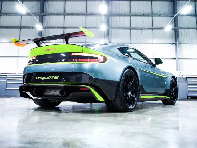 Aston Martin Vantage GT8