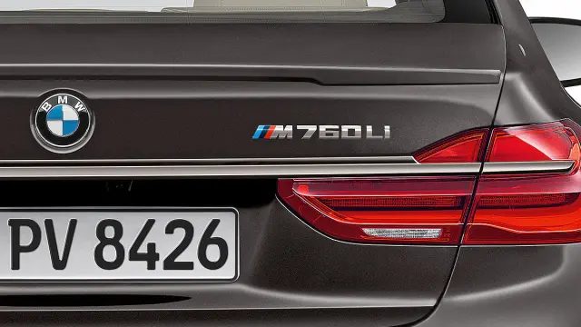 BMW M760Li xDrive piloto