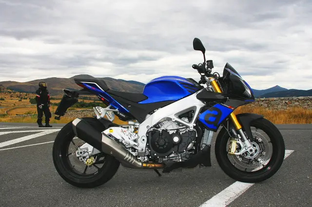 Aprilia Tuono 1100 RR. Perfil derecho.