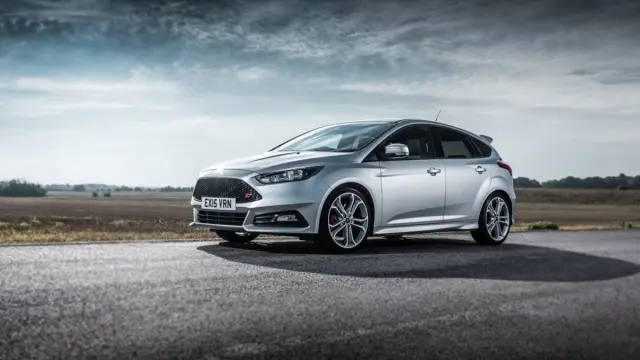 Ford Focus ST 275 CV perfil 2