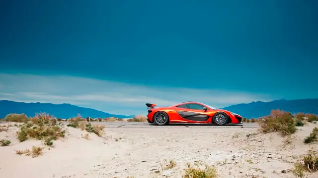 McLaren P1 en Death Valley estática