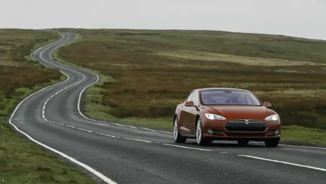 Hay un modo 'Autopilotado' que te mantiene dentro del carril y guarda la distancia respecto al coche que hay delante.