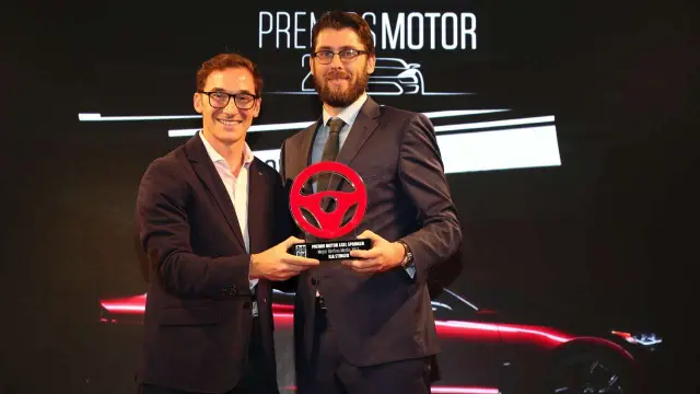 Ignacio Villegas, responsable de prensa de Kia, recoge el premio a la mejor berlina: Kia Stinger