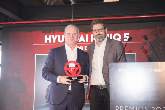 Gabriel Jiménez (dcha.), director del área motor de Axel Springer, entrega a Polo Satrústegui, director general de Hyundai Motor España, el premio al mejor diseño que ganó el Ioniq 5.