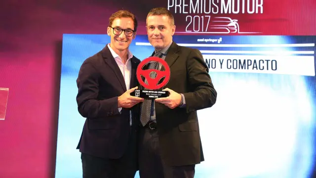 Roger Solergibert, director general de Honda, recoge el premio al mejor compacto: Honda Civic