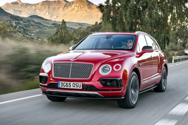 608 CV, 301 km/h, tracción integral... Es el SUV más veloz y lujoso del mundo.