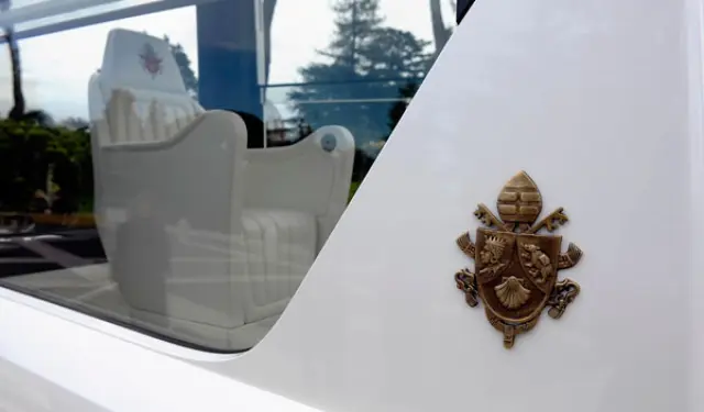 'Papamóvil' escudo