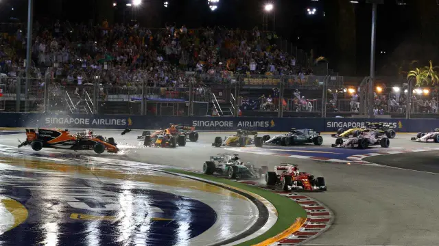 Vettel se queda en cabeza con el coche dañado