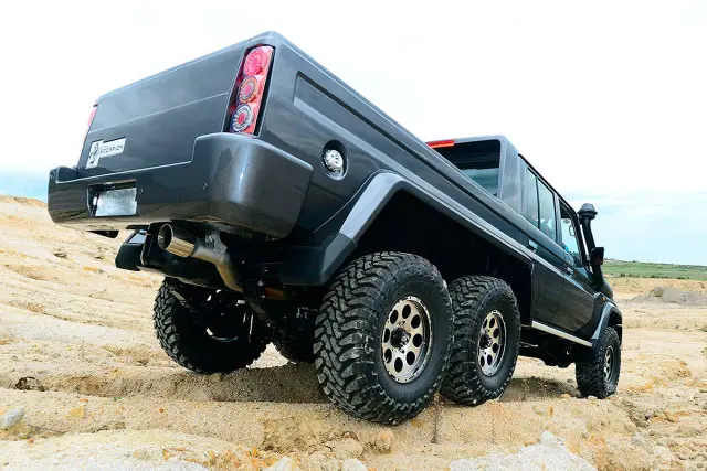 Land Cruiser del preparador NSV. Seis ruedas, y un potente motor V8 de 4,5 litros
