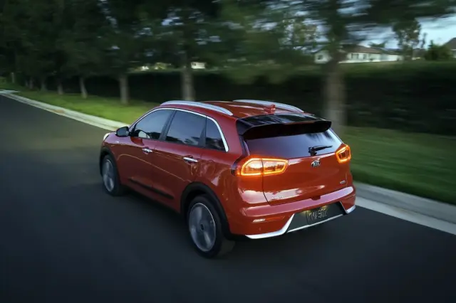Nuevo Kia Niro 2017 tres cuartos traseros