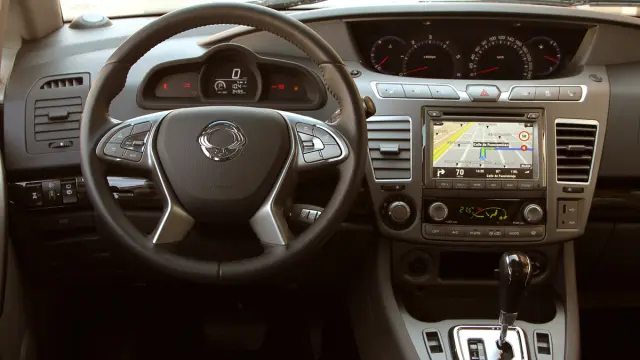 Prueba SsangYong Rodius detalle salpicadero