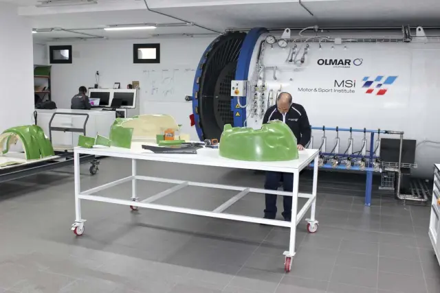 Departamento CNC: en la zona de composites se fabrican todo tipo de elementos de competición con plásticos, fibras, aleaciones...