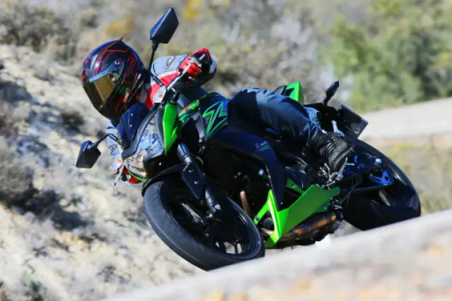 Prueba Kawasaki Z300: la moto desnuda