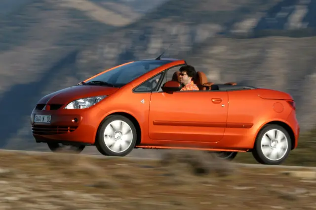 Mitsubishi Colt CZC. Atención al alumbrado y los discos de freno. Por otro lado, la dirección es duradera y no pierde aceite.