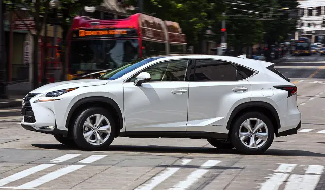 Lexus NX lateral